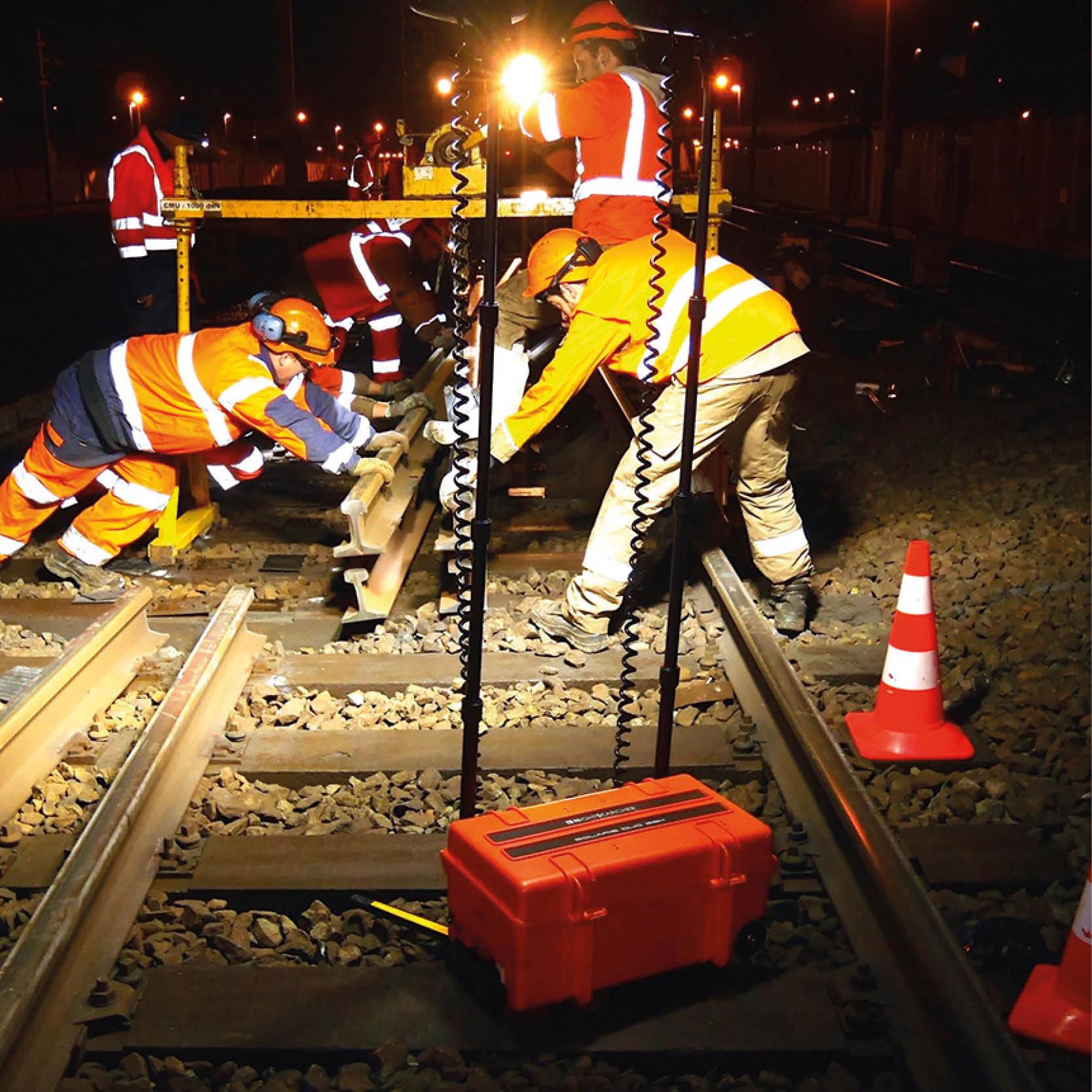 Đèn pha xách tay sạc pin